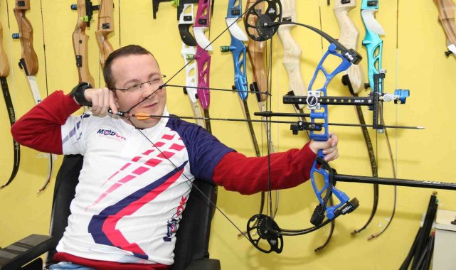 Tekerlekli sandalyede oturarak 'hedefi 12'den vurmak için mücadele ediyor