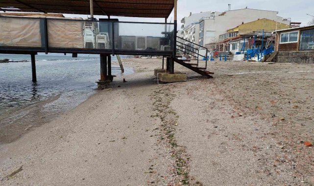 Tekirdağ&#039;da deniz 15 metre çekildi: Kral yolu ortaya çıktı