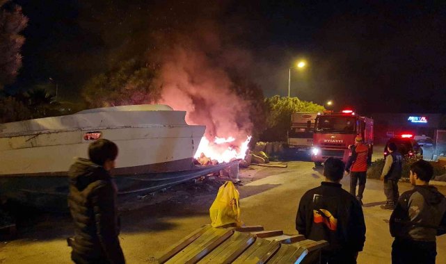 Tekne alev alev yandı