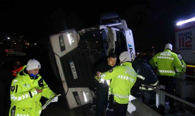 TEM çıkışında devrilen tırda sıkışan sürücü, itfaiye ekiplerince kurtarıldı