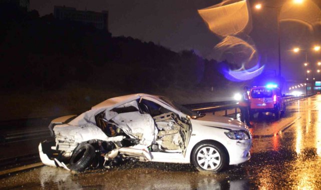 TEM Otoyolu'nda cip ile otomobil çarpıştı, 1'i ağır 2 kişi yaralandı