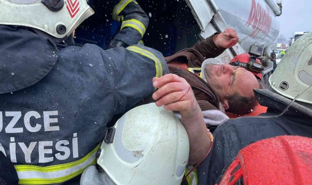 TEM Otoyolu&#039;nda zincirleme kaza, onlarca araç birbirine girdi