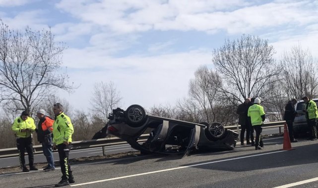 TEM'de tıra çarpan otomobil takla attı