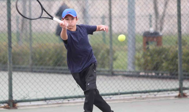 Tenis heyecanı Hüdavendigar kortlarında yaşanıyor