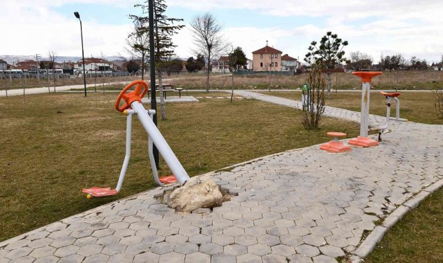 Tepebaşı&#039;nda parklar magandaların hedefi oldu