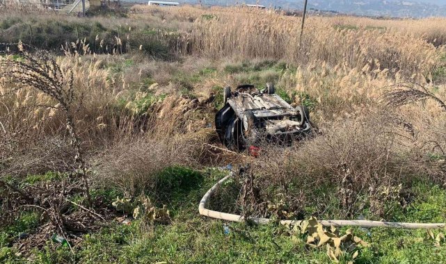 Ters dönen araçtan sağ çıktılar