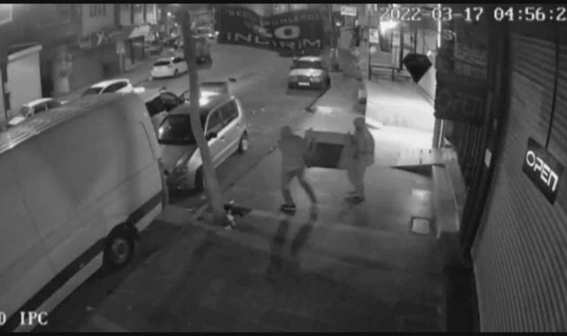 Ticari taksi ile 1 dakikada klima çalan hırsızlar güvenlik kamerasına takıldı