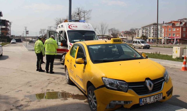 Ticari taksi kaldırıma çarptı: 1 yaralı