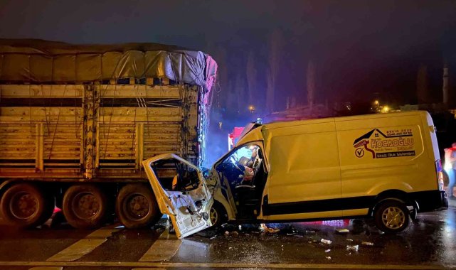 Tıra arkadan çarpan ve hurdaya dönen kamyonette 3 kişi yaralandı