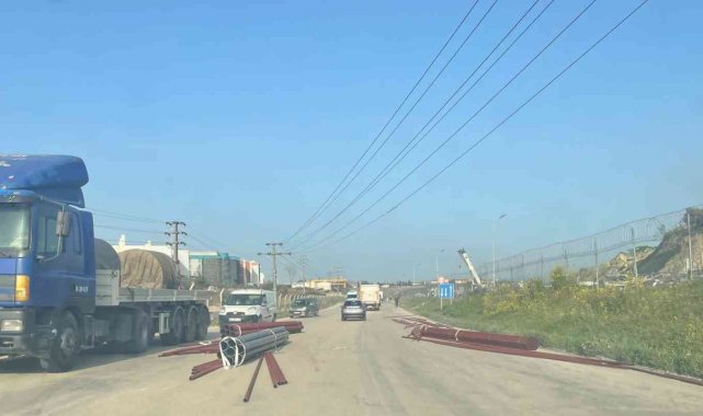 Tırdan borular anayola savruldu, araçlar kaza yaptı