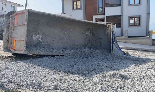 Tırın kasası devrildi, tüm harç yola saçıldı