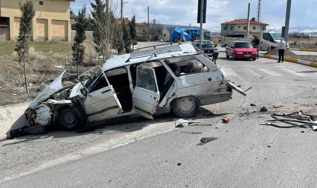 Tırla otomobilin çarpıştığı kazada biri çocuk 4 kişi yaralandı