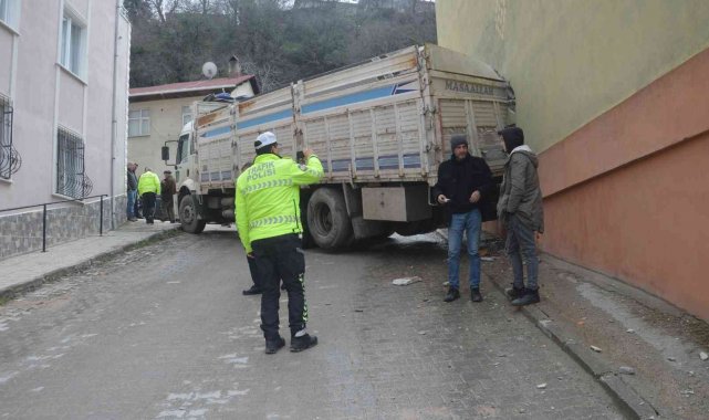 Tokat&#039;ta geri geri kayan kamyon apartmana daldı