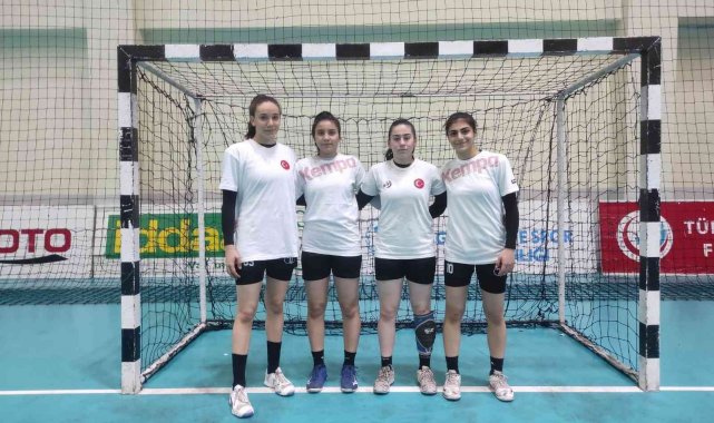 Toprak sahadan milli takıma uzandılar