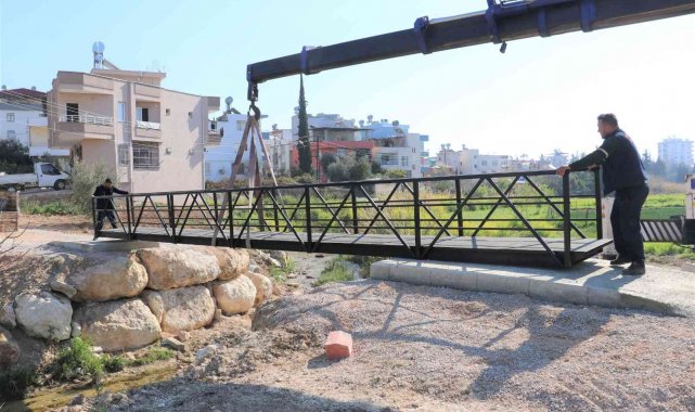 Toroslar Belediyesinden Çukurova Mahallesine yaya köprüsü