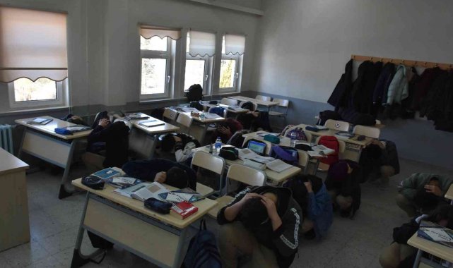 Tosya&#039;daki okullarda eş zamanlı deprem tatbikatı