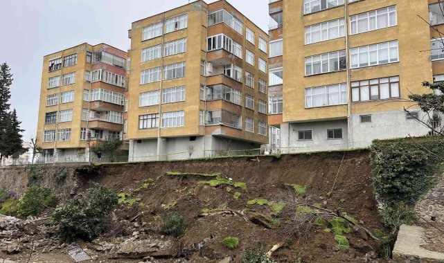 Trabzon&#039;da çöken istinat duvarı paniğe neden oldu