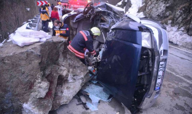 Trabzon'un Tonya ilçesinde üzerine kaya düşen aracın içerisindeki 4 kişinin cansız bedenleri çıkartıldı