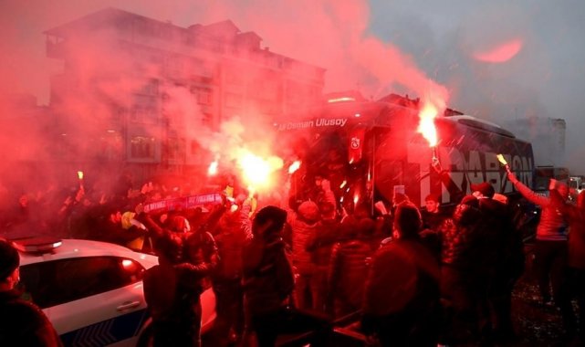 Trabzonspor Of&#039;ta meşalelerle karşılandı