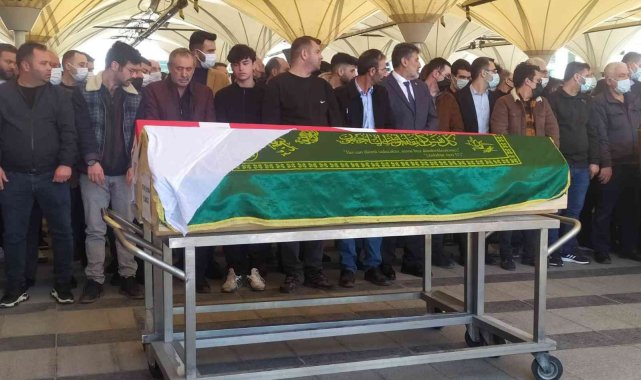 Trafik kazasında hayatını kaybeden polis memuru ve eşi son yolculuğuna uğurlandı.