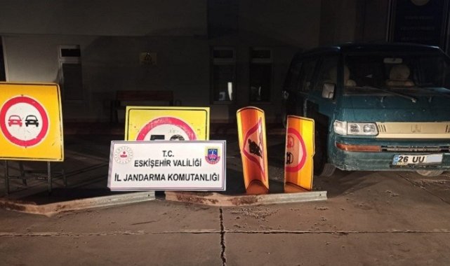 Trafik levhalarını çalmak isterken suçüstü yakalandı