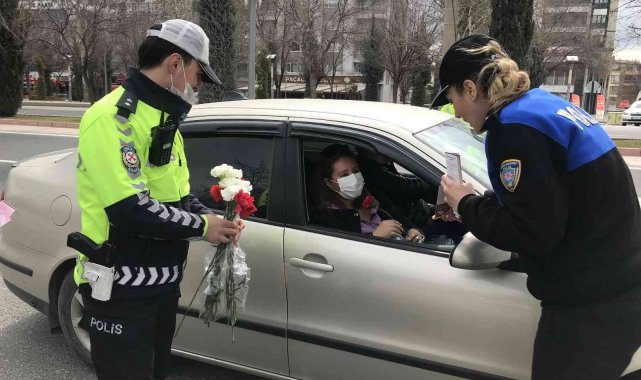 Trafik uygulaması bu kez farklı oldu, polisler kadınları karanfillerle karşıladı