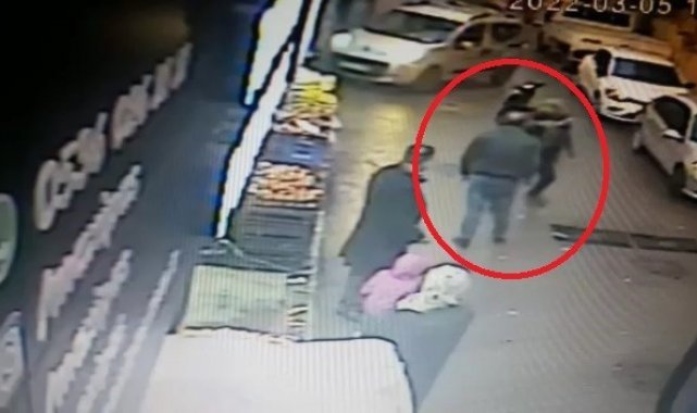 Trafikte dehşet anları...Satırla saldırdı, o anlar kamerada