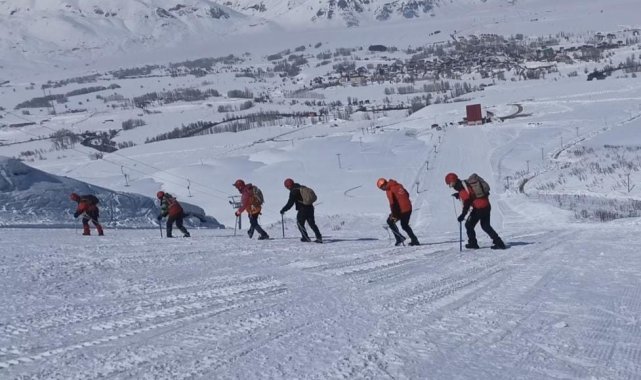 Tunceli'de çığda arama kurtarma, acil durum barınakları ve gece intikali eğitimleri