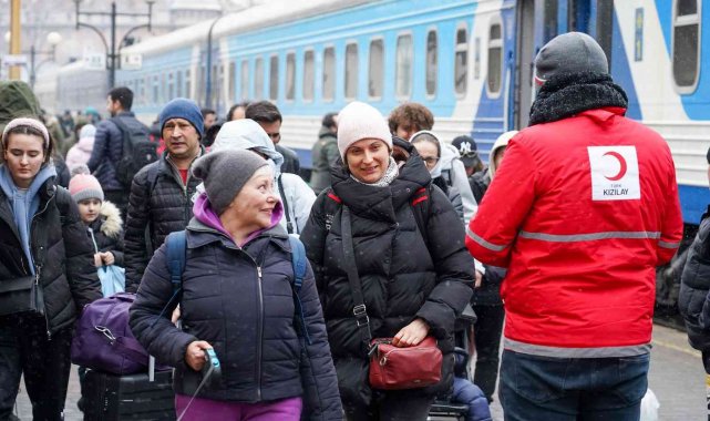 Türk vatandaşları Kiev'de yaşanan insani krizi Kızılay ekipleriyle paylaştı