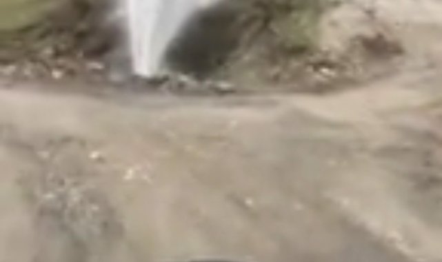 Türkeli&#039;de su borusu patladı, basınçlı su gökyüzüne fışkırdı