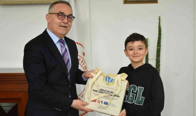 Türkiye finaline kalan öğrencileri makamında ağırladı