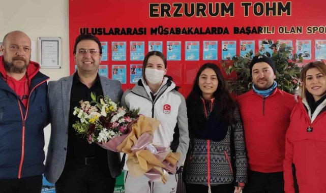 Türkiye&#039;nin kayaktaki gururu Ceren çiçeklerle uğurlandı