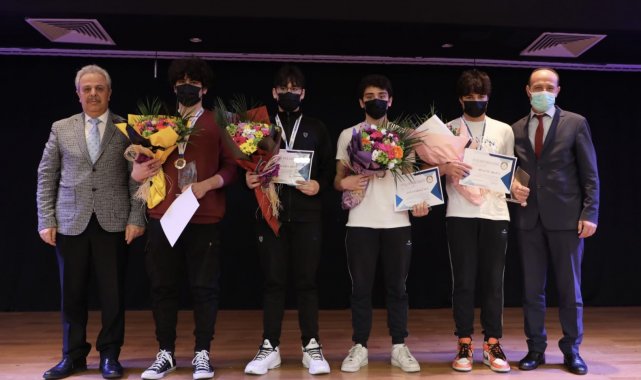 Türkiye&#039;ye altın madalya kazandıran sporcular ödüllendirildi