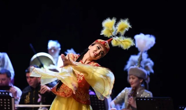 TÜRKSOY Halk Çalgıları Orkestrası'ndan Uşak'ta bahar esintisi