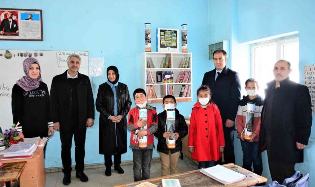 Tuşba Belediyesinden okullara kitaplık ve kitap desteği