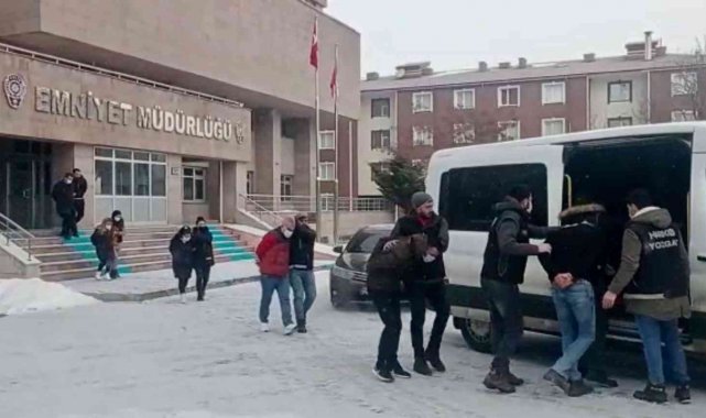 Tutuklu ve hükümlülere uyuşturucu temini iddiasıyla 7 zanlı tutuklandı