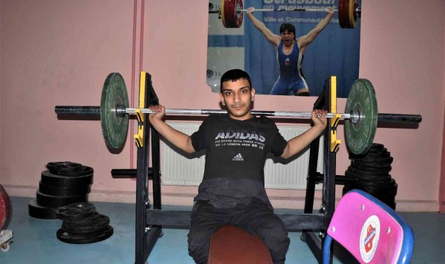 Üç haftalık antrenmanla Türkiye ikincisi olan Umut, engelini sporla aşıyor