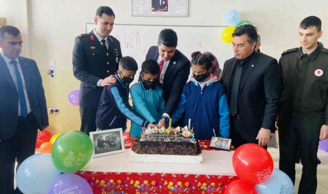 Üçüz kardeşlere sürpriz doğum günü