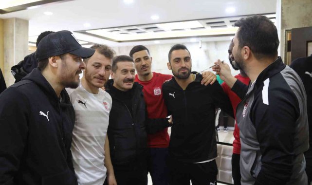 Uğur Çiftçi&#039;ye sürpriz doğum günü kutlaması