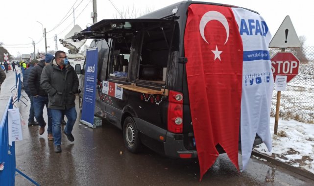 Ukrayna halkı için hazırlanan insani yardım tırları yetkililere teslim edildi