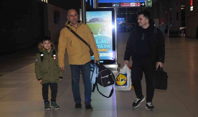 Ukrayna'da mahsur kalan Türk vatandaşları tahliye uçuşu ile yurda getirildi