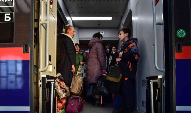 Ukraynalılar kapasitesini aşan trenlerle Polonya&#039;ya göç ediyor