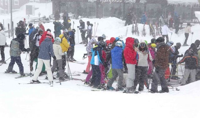Uludağ'da kar kalınlığı 2 metreye yaklaştı, pistler doldu taştı