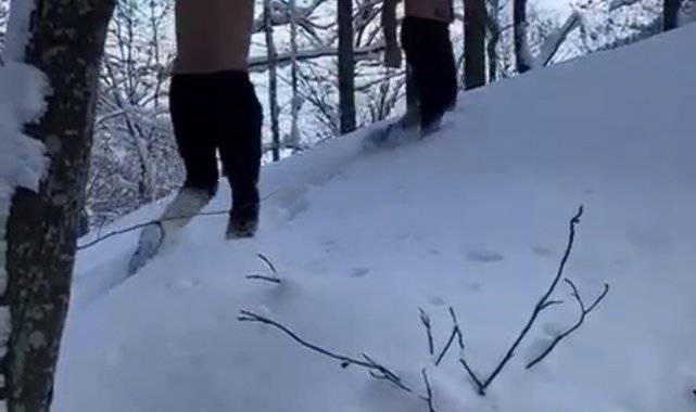 Uludağ'ın eteklerinde dondurucu soğukta kar banyosu yaptılar