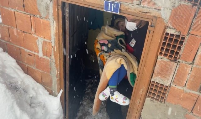 UMKE ekipleri karla kaplı köydeki çocuk hasta için seferber oldu