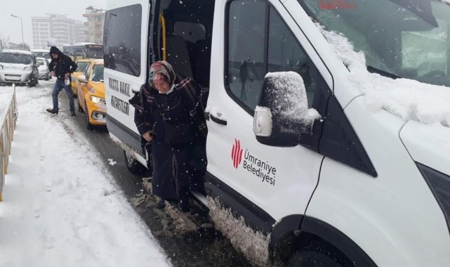 Ümraniye Belediyesi'nden soğukta hastane önündeki vatandaşlara sıcak çorba