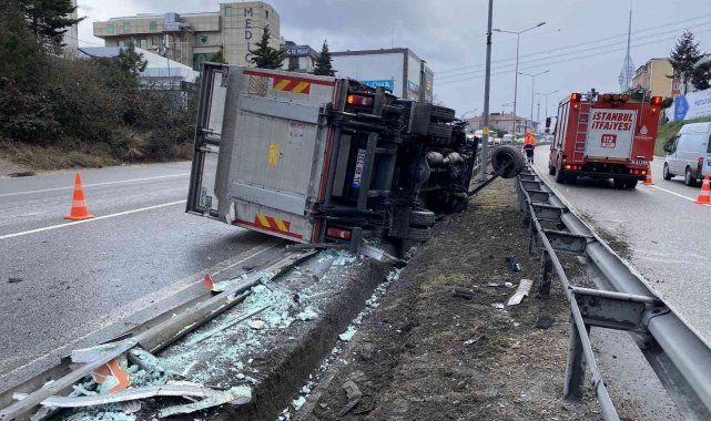 Ümraniye'de kamyonet bariyerlere girerek karşı şeride geçti: 1 yaralı