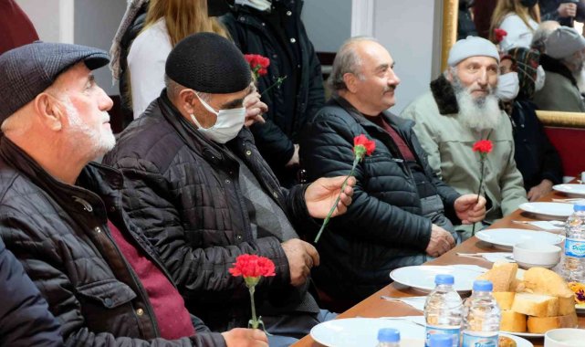 Üniversiteli gençler yaşlılara vefa borcunu yemekle ödedi