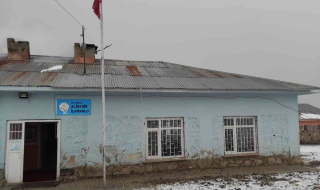 Üniversiteli gençlerden ilkokul öğrencilerine hediye