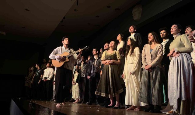 Üniversiteli gençlerden tiyatro festivali